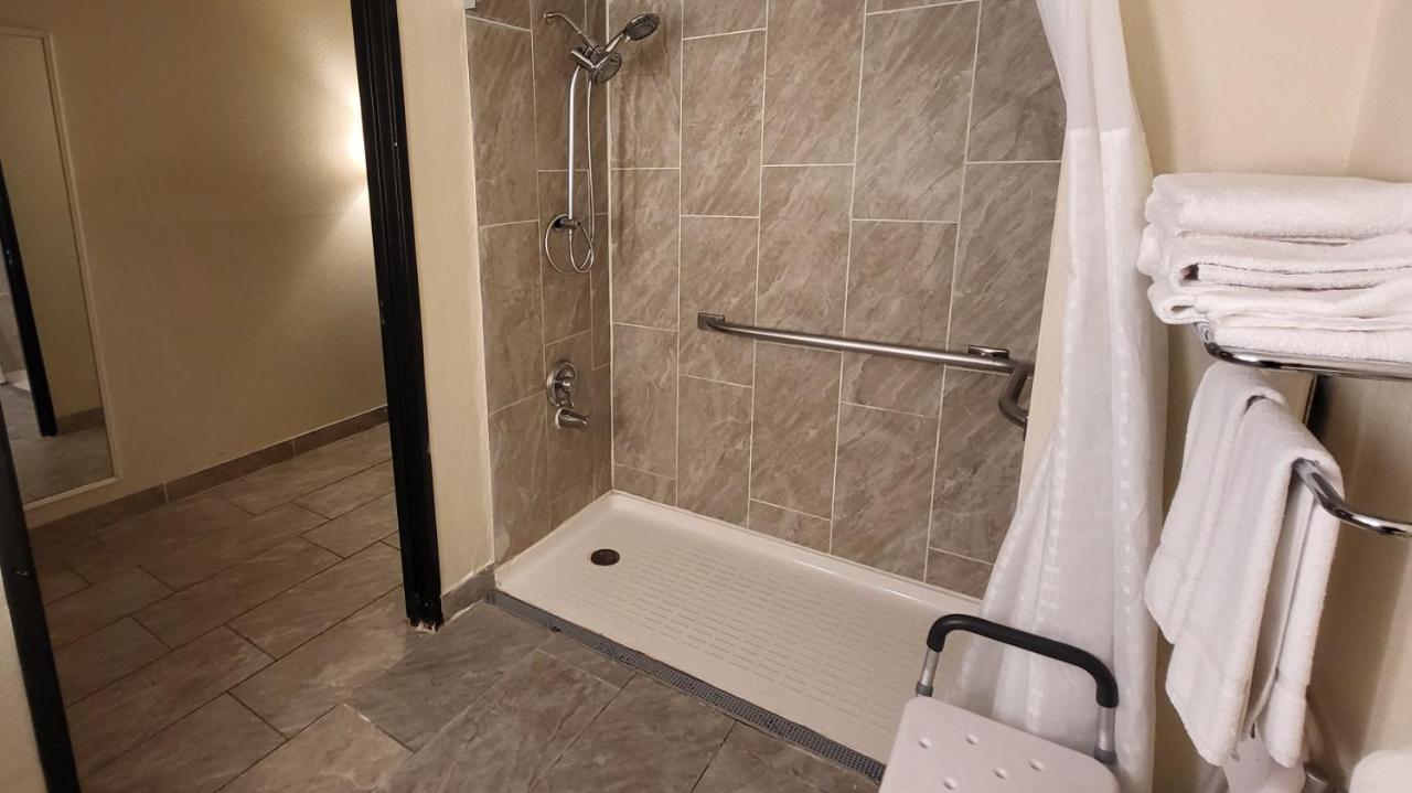 | Super 8 by Wyndham Canton/Livonia Area