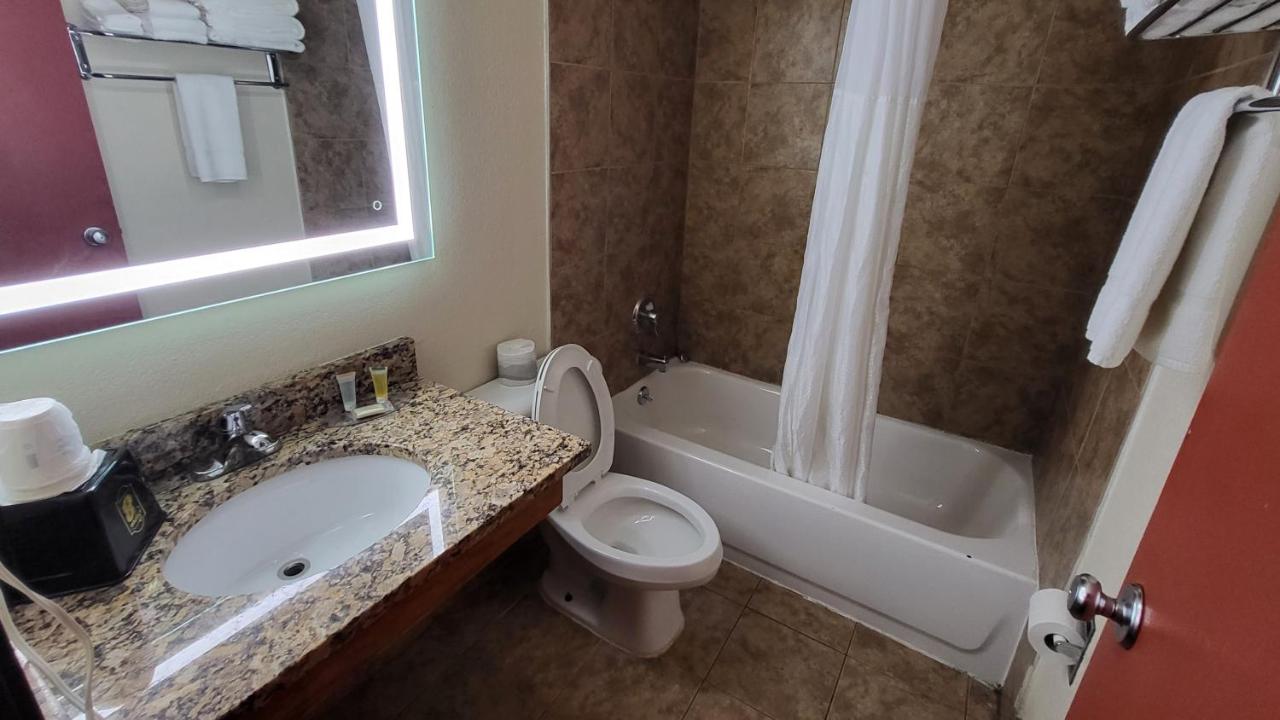 | Super 8 by Wyndham Canton/Livonia Area