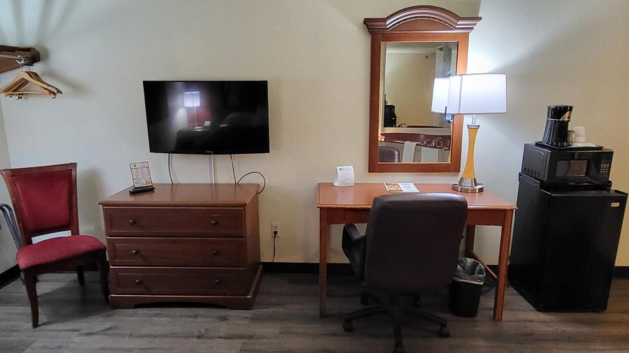 | Super 8 by Wyndham Canton/Livonia Area