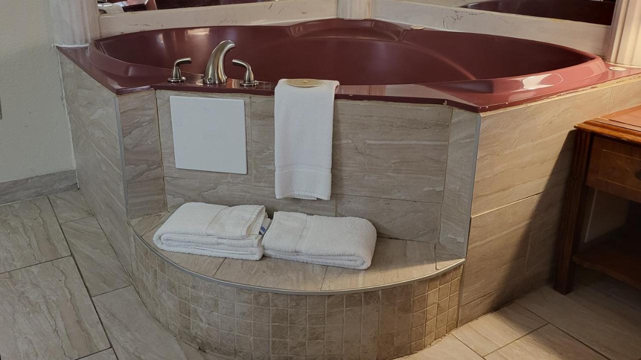 | Super 8 by Wyndham Canton/Livonia Area