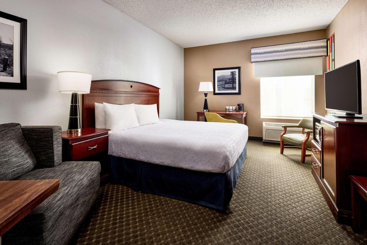 King Room - Disability Access with Tub at Hampton Inn Longmont