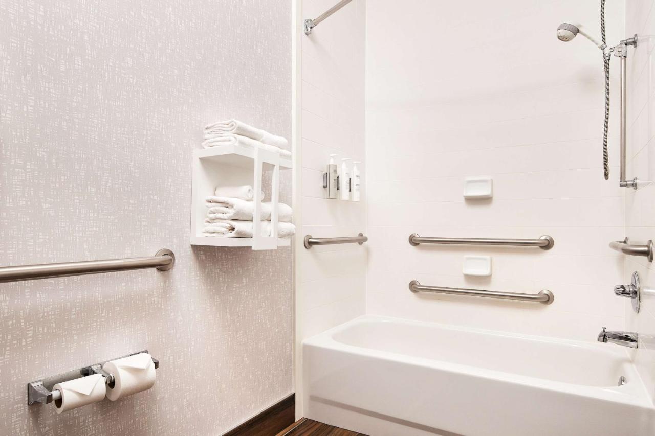 King Room - Disability Access with Tub at Hampton Inn Longmont
