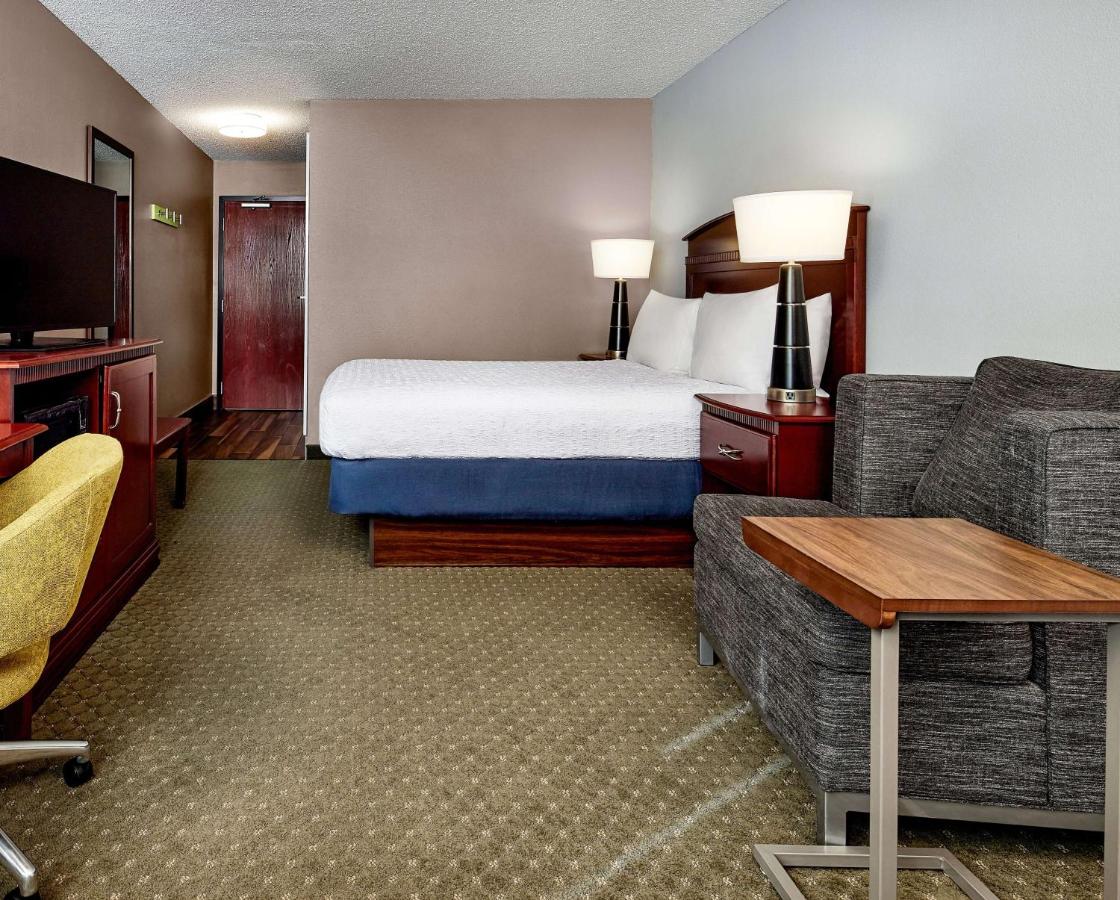 Queen Room - Non-Smoking at Hampton Inn Longmont