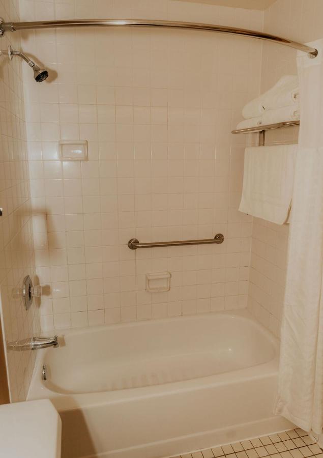 Deluxe Queen Room at Wallace Inn