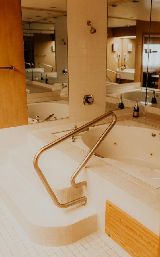 King Suite with Spa Bath at Wallace Inn