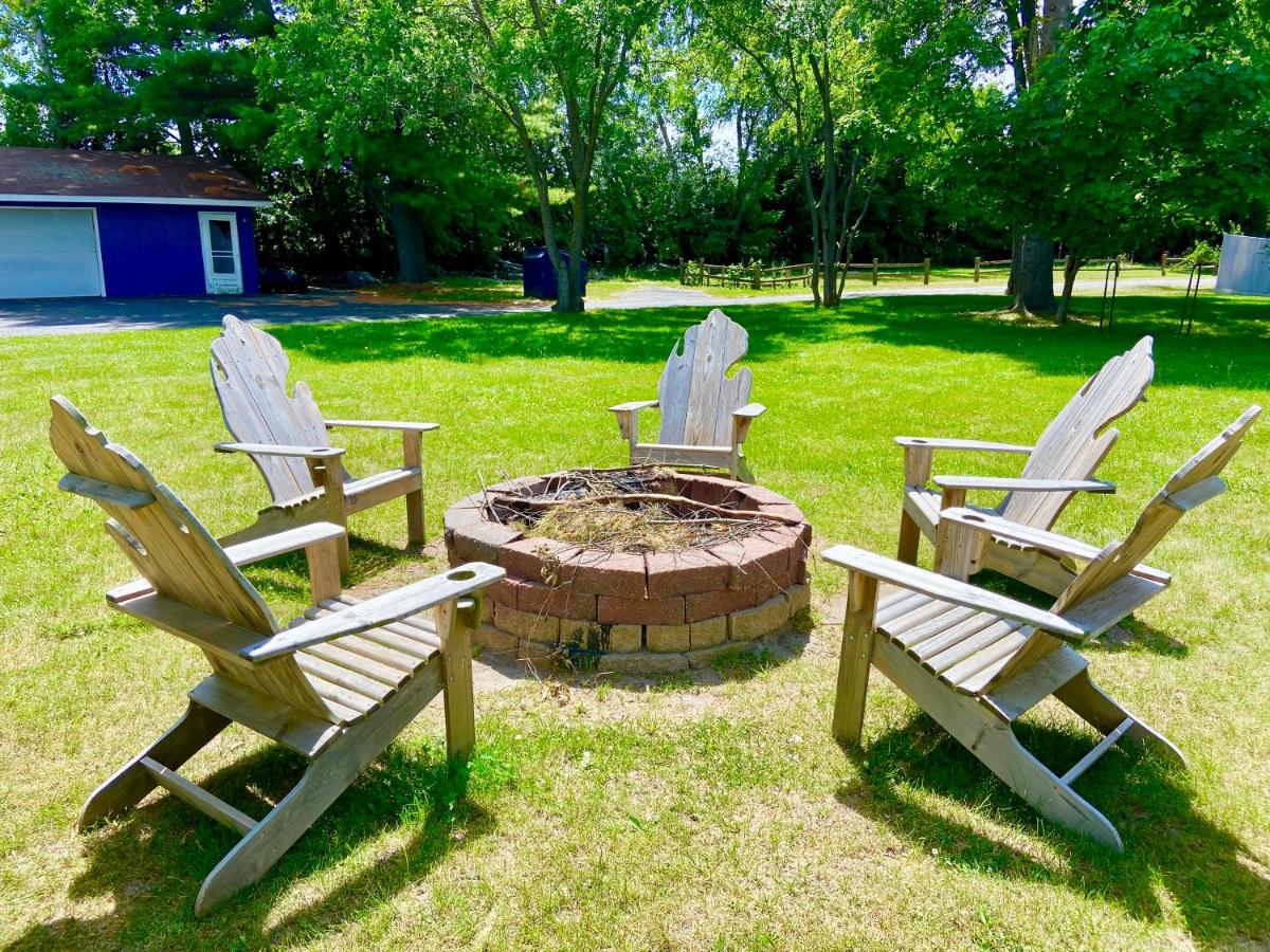 | Elk Rapids Lakeshore Inn