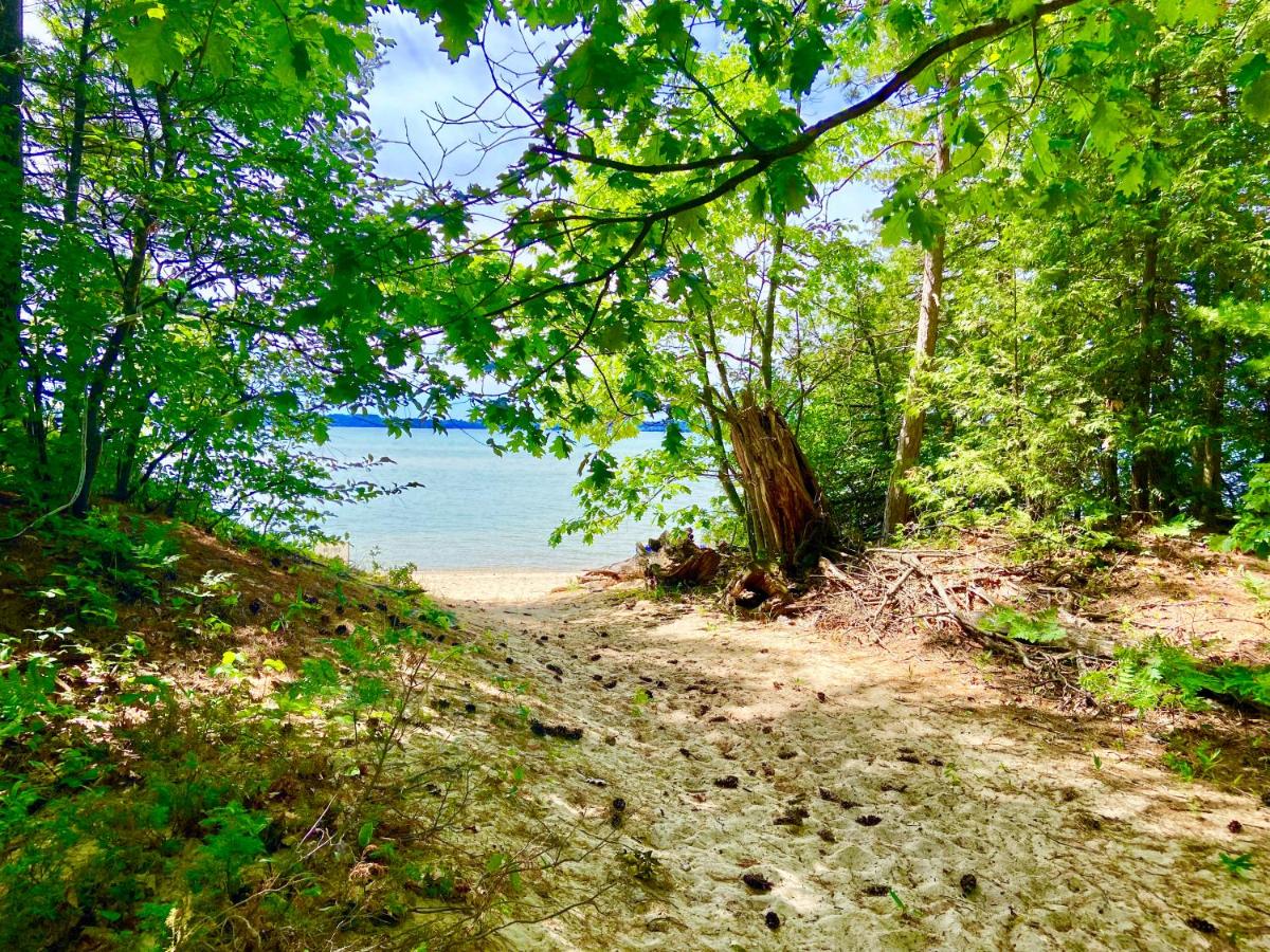 | Elk Rapids Lakeshore Inn
