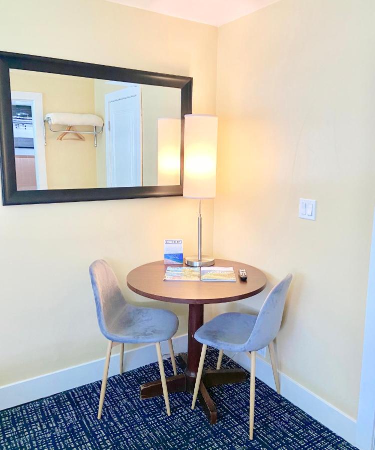 | Elk Rapids Lakeshore Inn