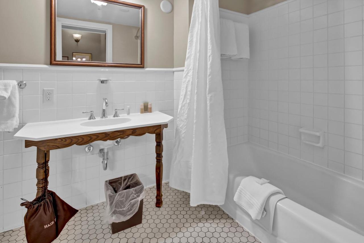 Superior King Room at St James Hotel