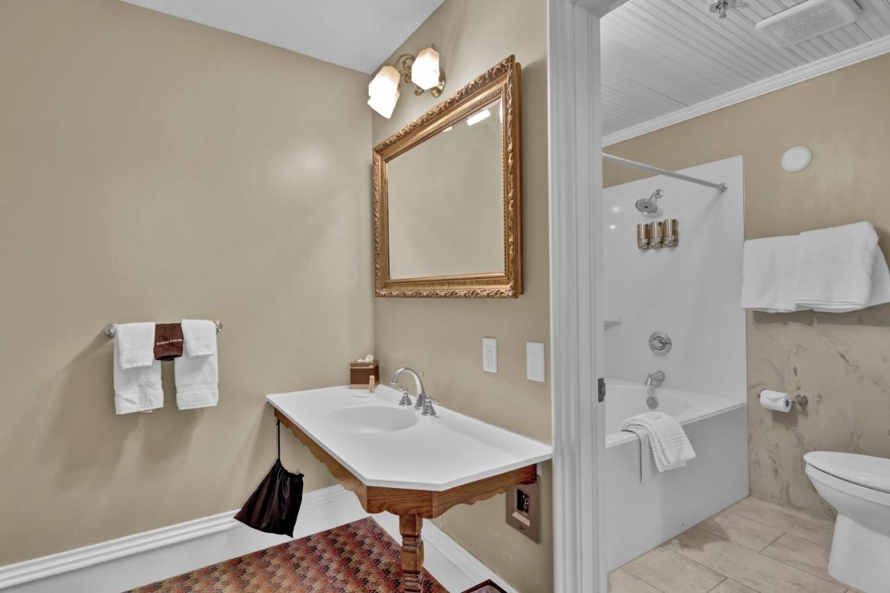 Queen Room with Spa Bath at St James Hotel