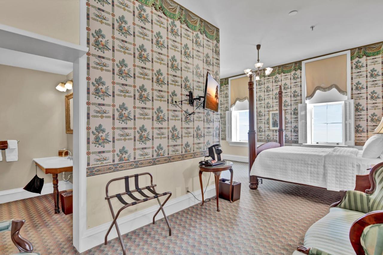 Queen Room with Spa Bath at St James Hotel
