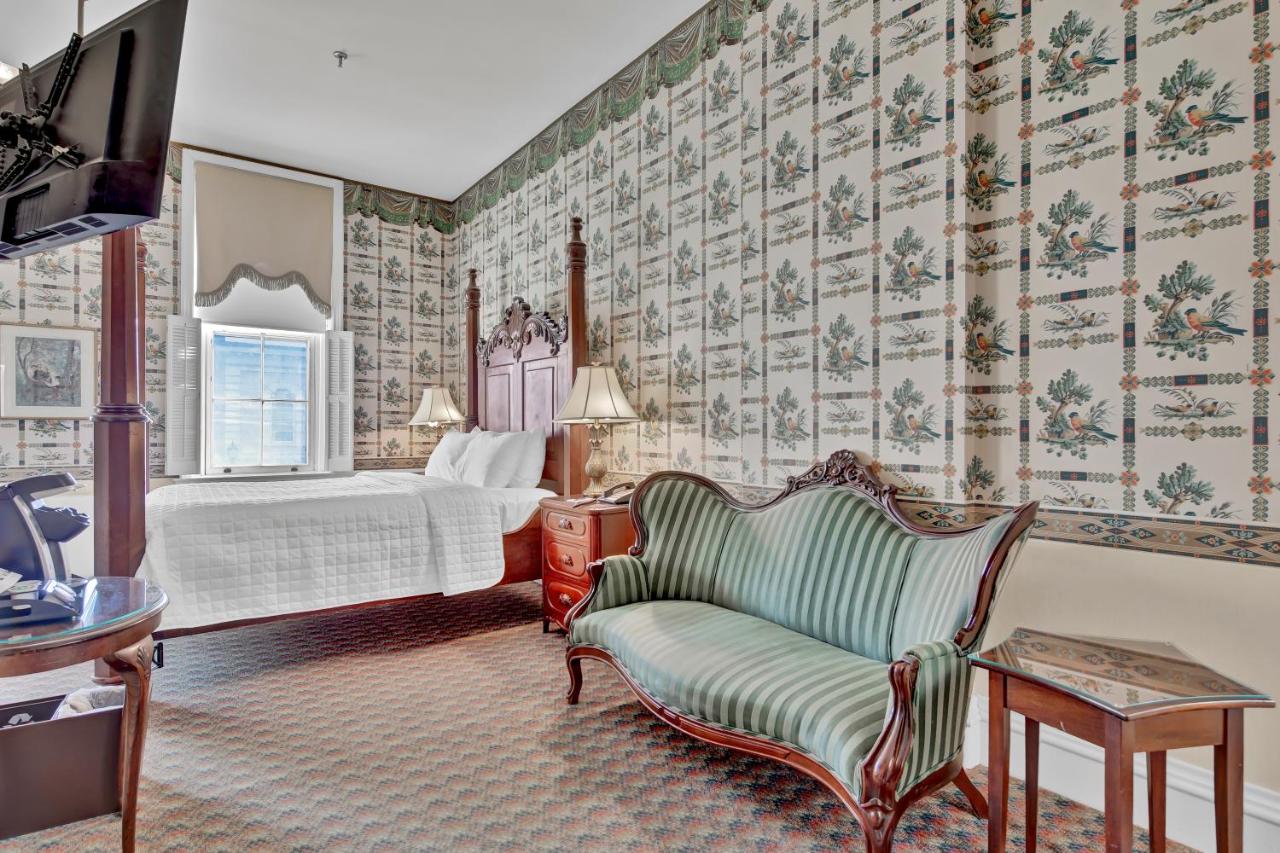 Queen Room with Spa Bath at St James Hotel