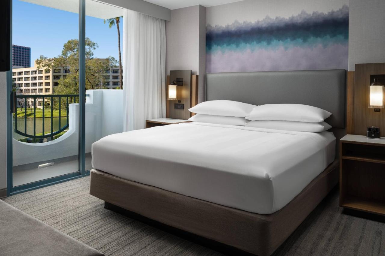 1 Bedroom Suite, 1 King, Sofabed, Lake view at Costa Mesa Marriott