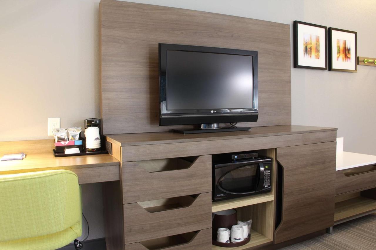 King Room- Mobility Accessible with Bathtub-Non-Smoking at Hampton Inn Danville