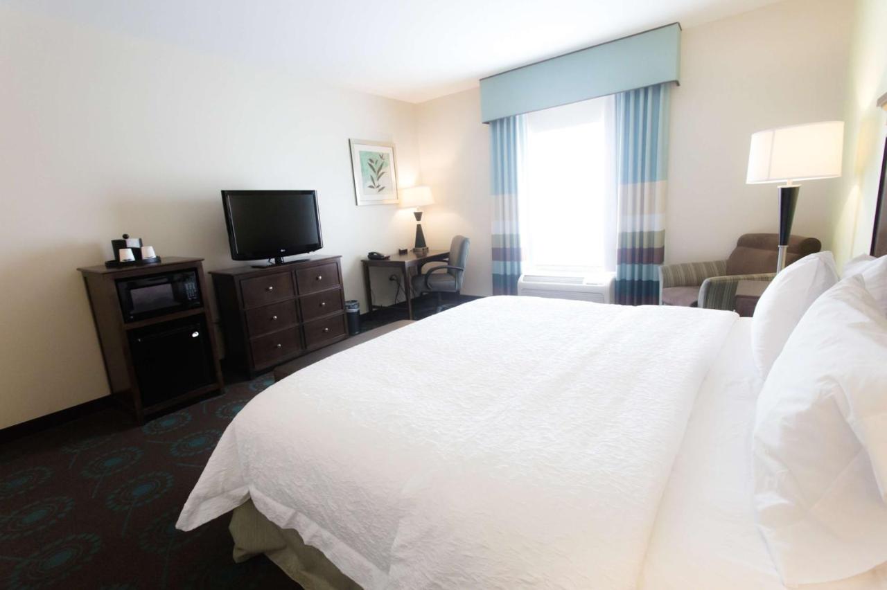 King Room at Hampton Inn & Suites Middlebury