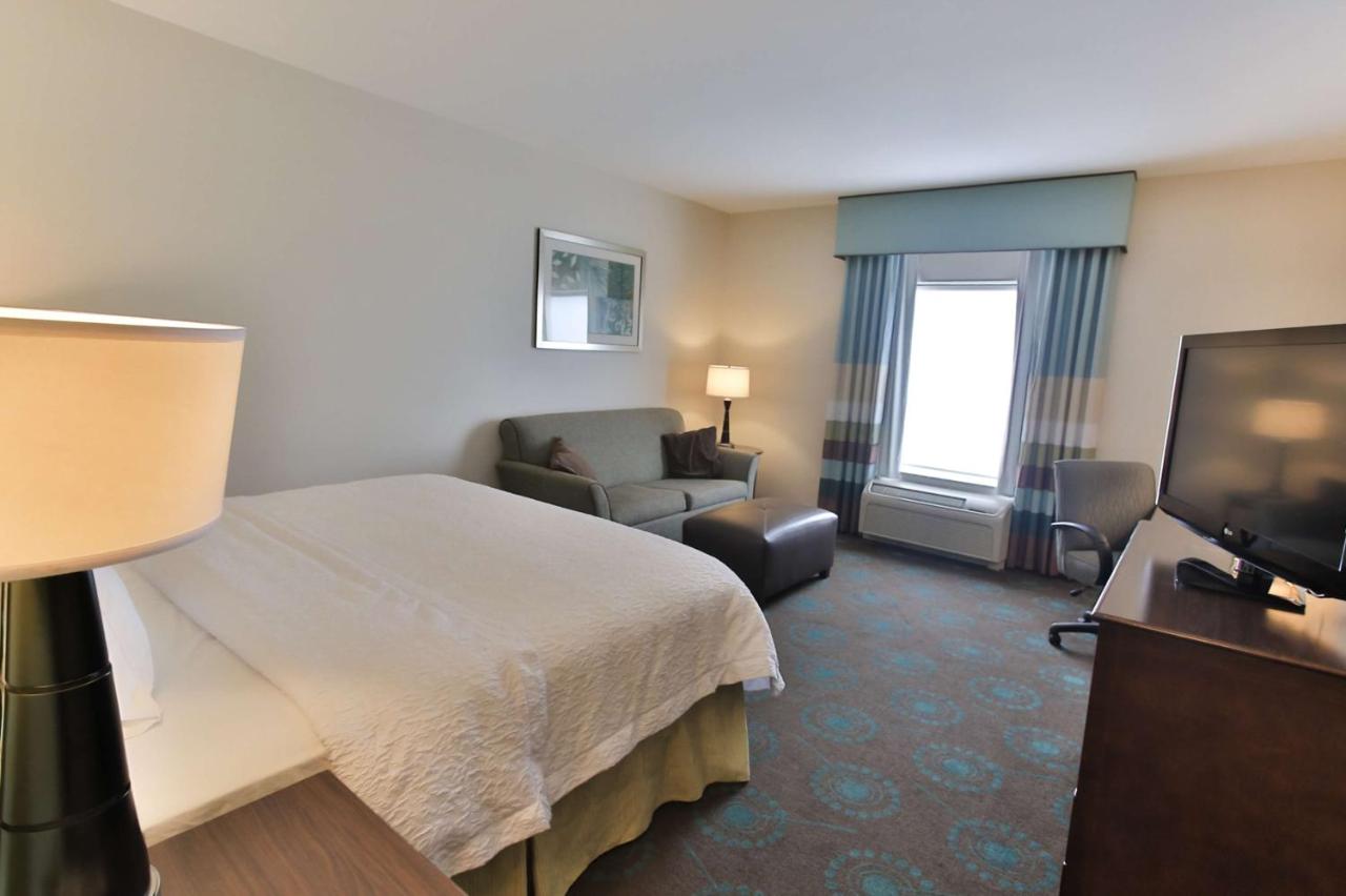 King Room with Sofa Bed at Hampton Inn & Suites Middlebury