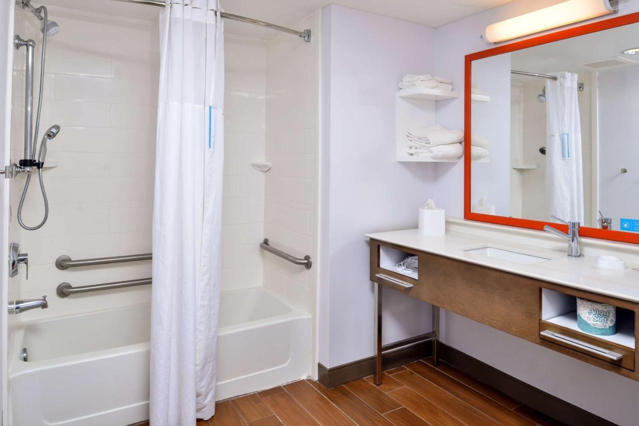 Queen Room with Two Queen Beds - Disability Access/Non-Smoking at Hampton Inn by Hilton Emporia
