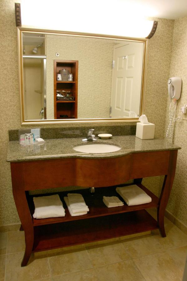 Deluxe King Room at Hampton Inn Easton