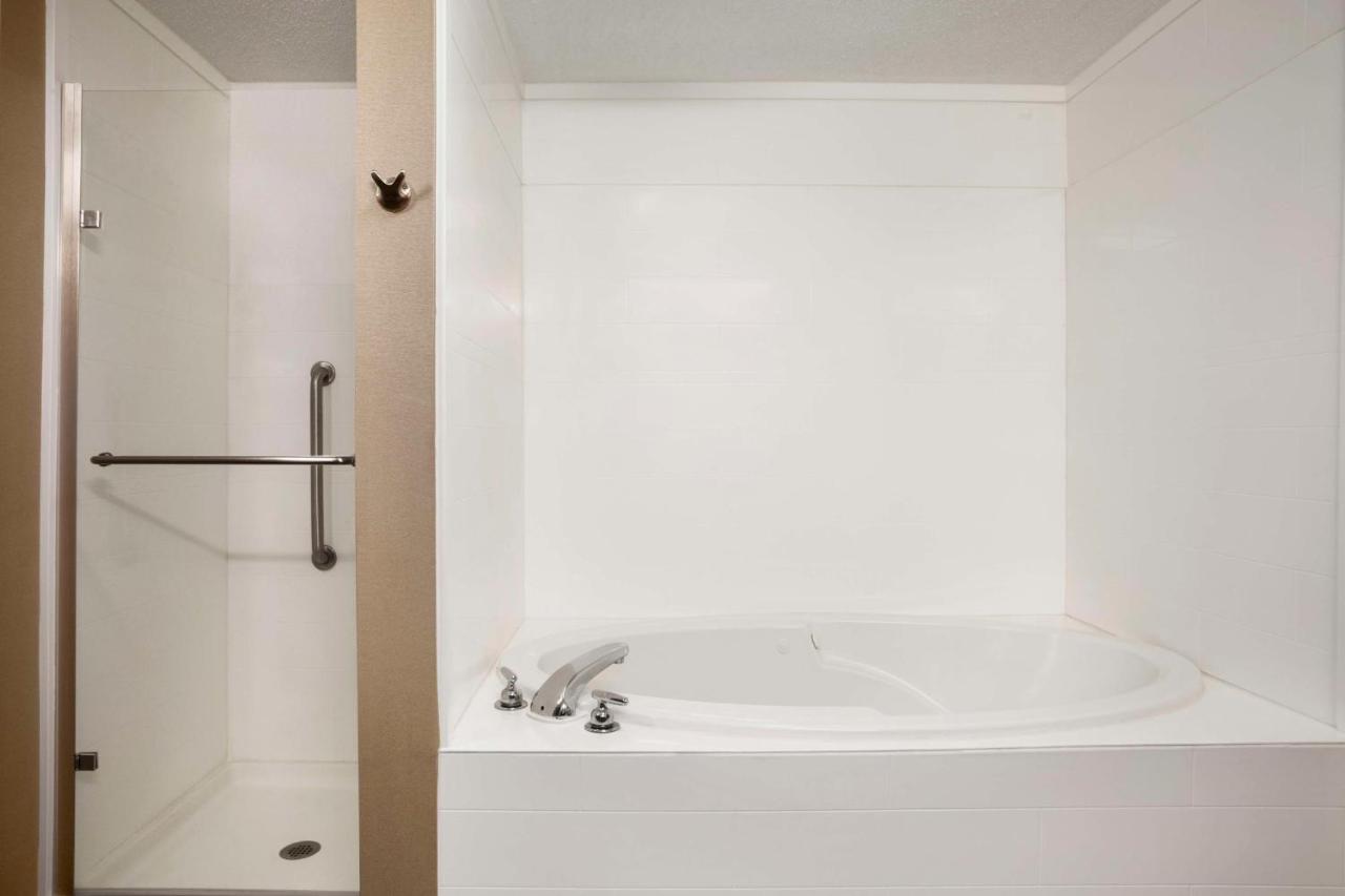 King Room with Whirlpool at Hampton Inn Forrest City