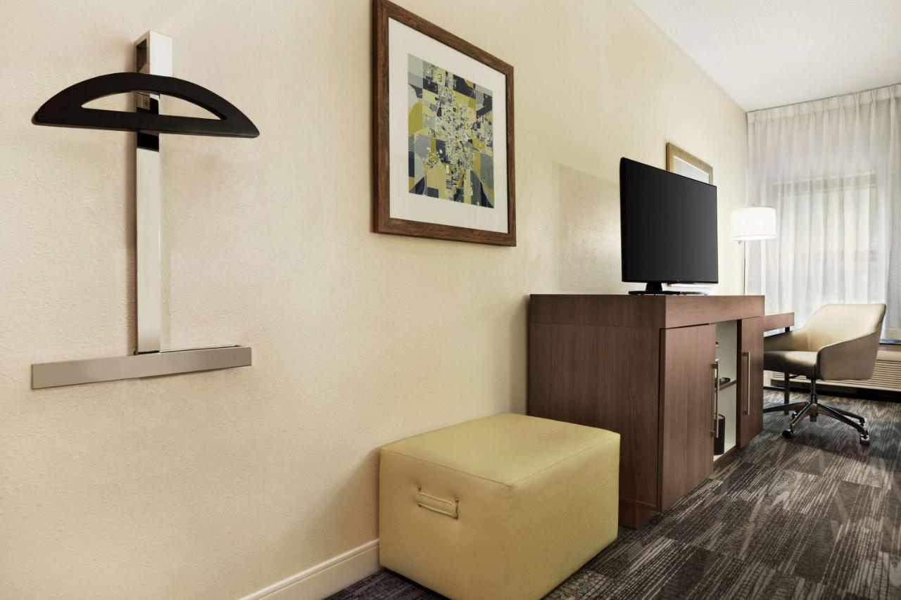 Queen Room - Non-Smoking at Hampton Inn Findlay