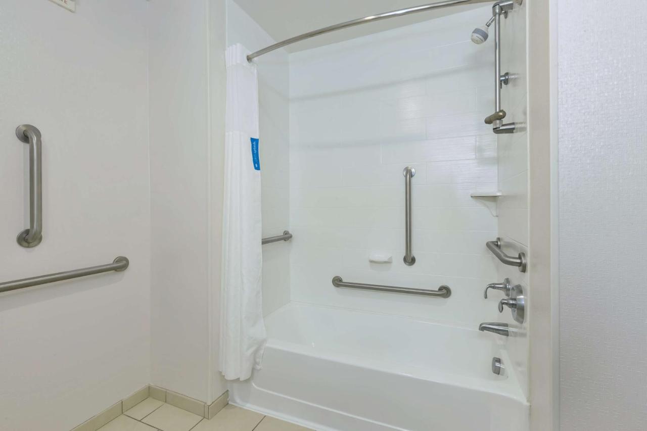 Queen Room with Two Queen Beds - Hearing Accessible/Non-Smoking at Hampton Inn & Suites Flint/Grand Blanc