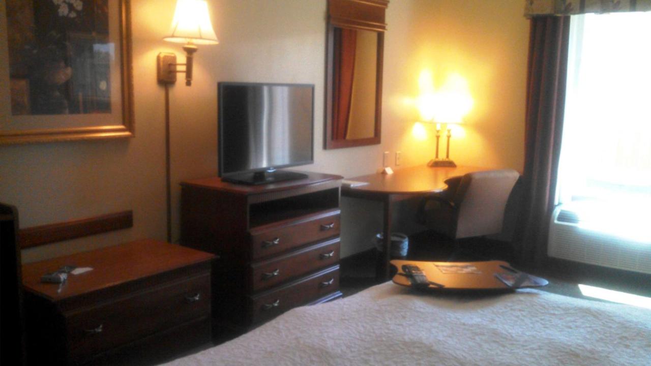 King Room - Non-Smoking at Hampton Inn Greenwood