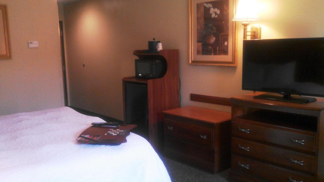 King Room - Non-Smoking at Hampton Inn Greenwood