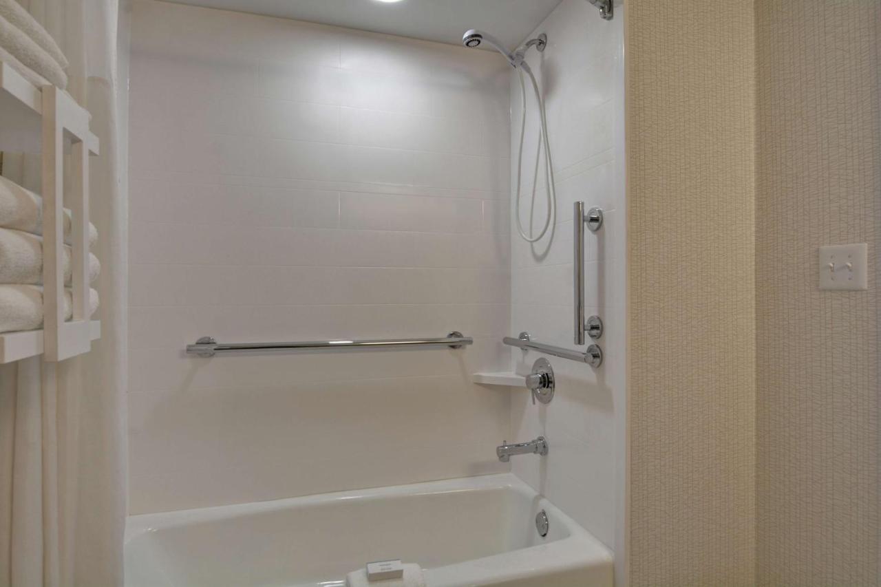 King Room with Bath Tub - Mobility Accessible/Non-Smoking at Hampton Inn Greenwood