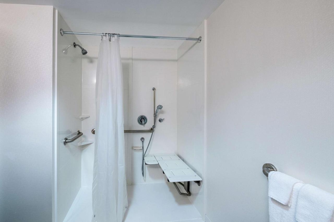 King Room with Bath Tub - Disability/Hearing Access at Hampton Inn Gainesville