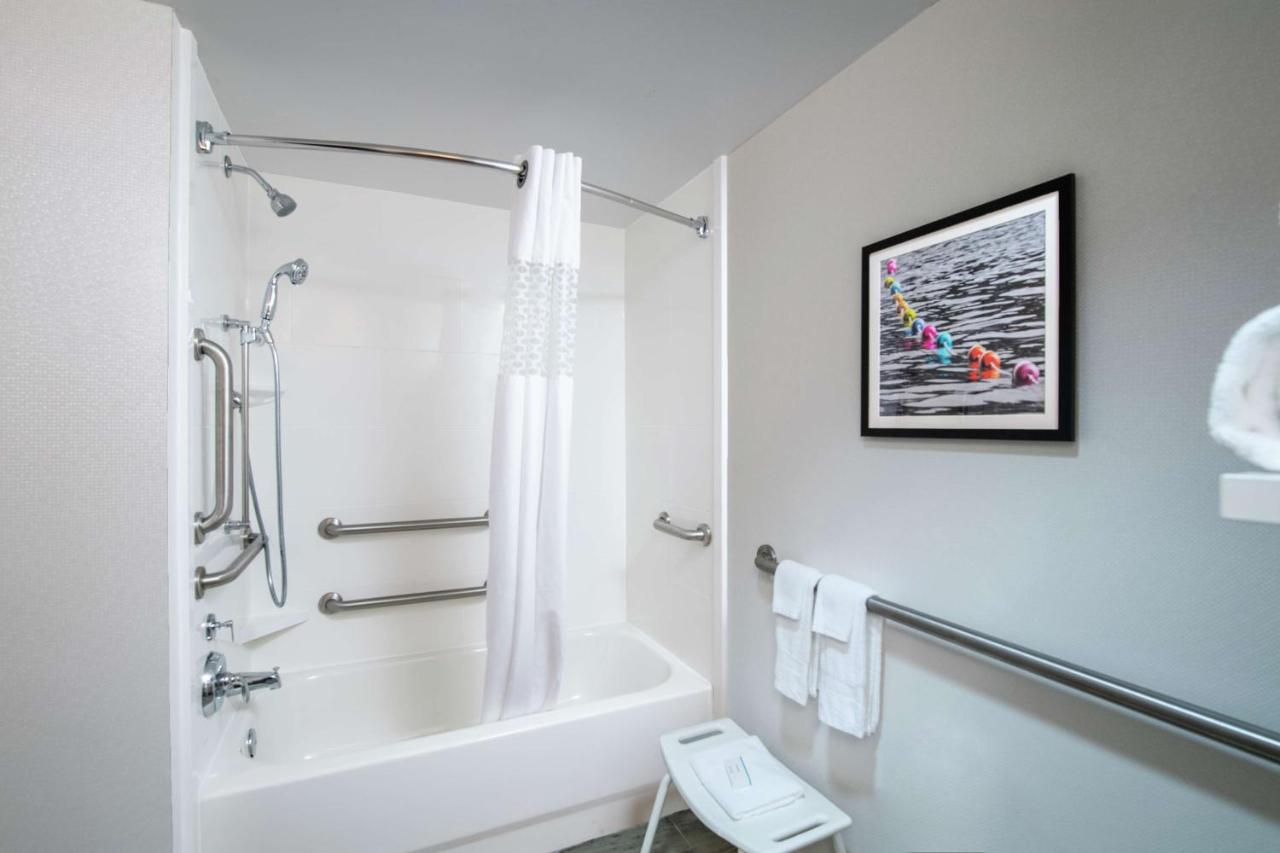 King Room with Bath Tub - Disability/Hearing Access at Hampton Inn Gainesville