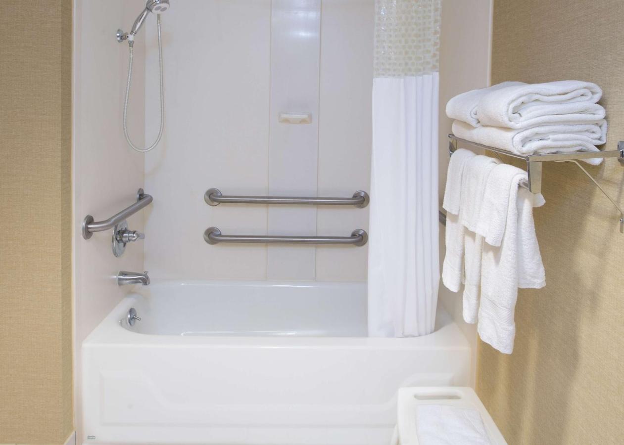 King Room with Bath Tub - Disability/Hearing Access at Hampton Inn Gainesville