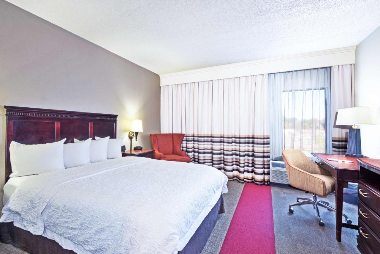Queen Room - Hearing Accessible at Hampton Inn Huntington/Barboursville