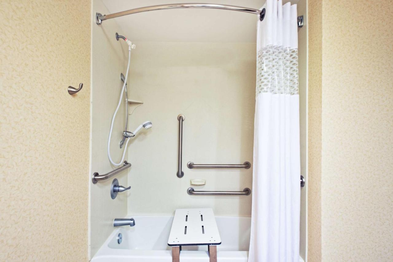 Queen Room - Hearing Accessible at Hampton Inn Huntington/Barboursville
