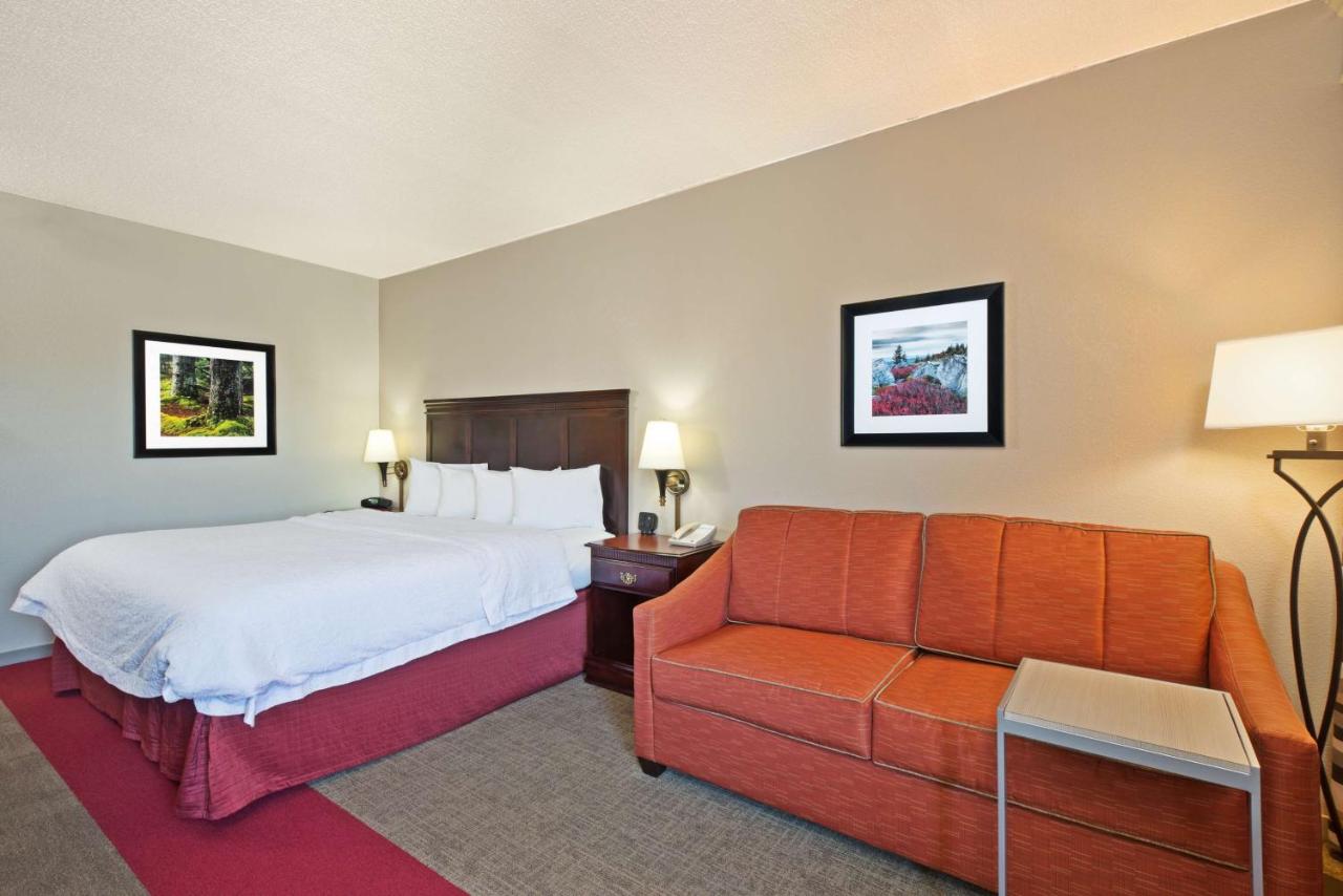 Deluxe King Room at Hampton Inn Huntington/Barboursville