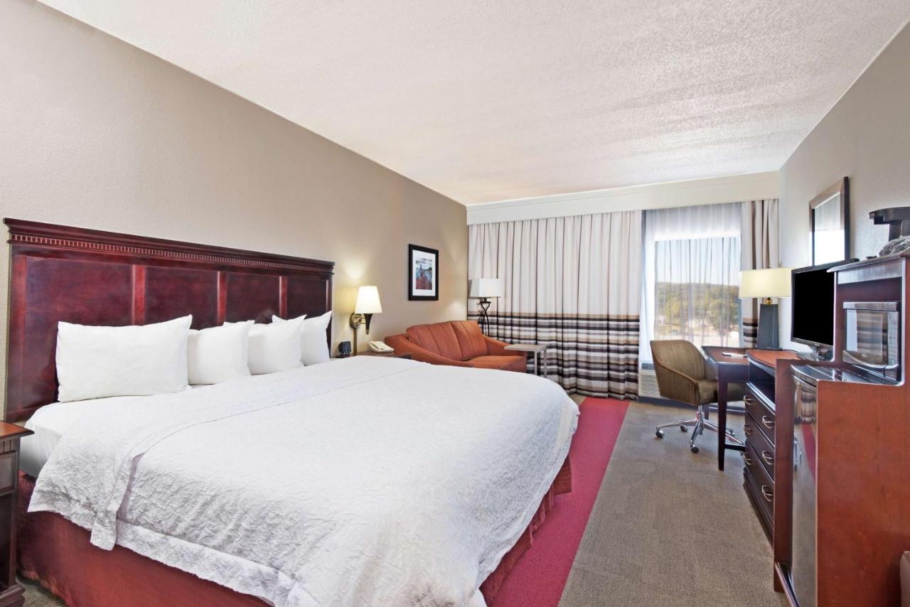 Deluxe King Room at Hampton Inn Huntington/Barboursville