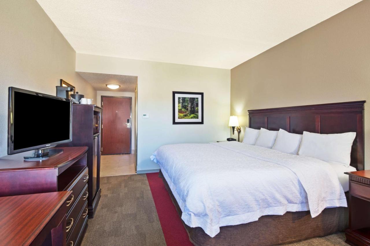 King Room at Hampton Inn Huntington/Barboursville