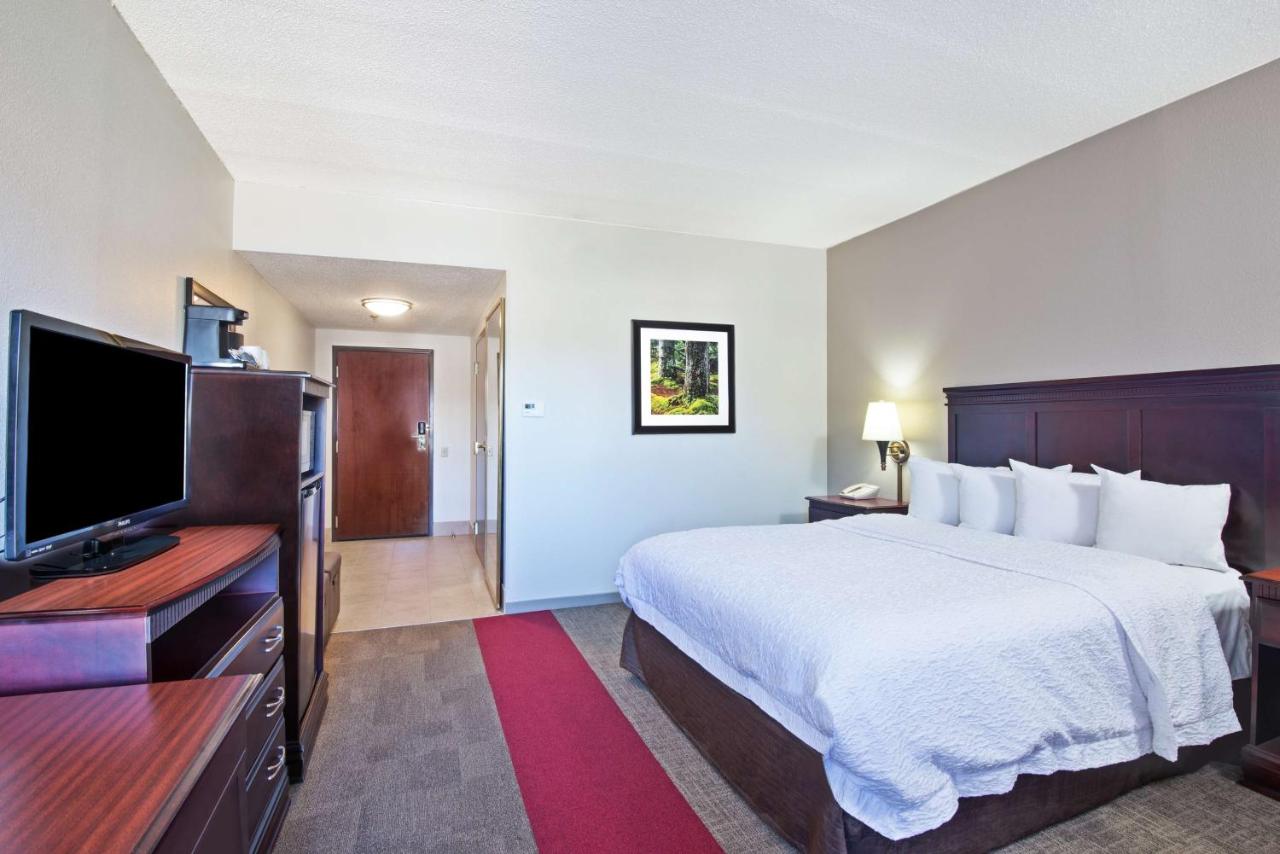 Queen Room - Hearing Accessible at Hampton Inn Huntington/Barboursville