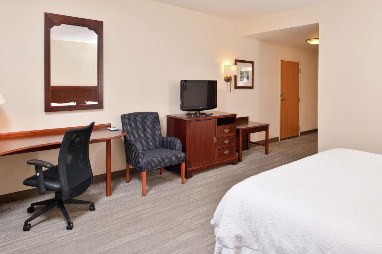 King Room at Hampton Inn Harrisonburg - South