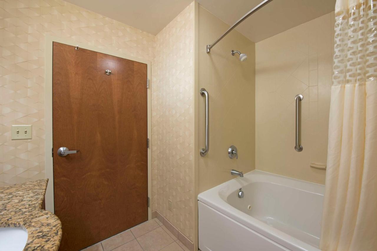 King Room with Spa Bath at Hampton Inn and Suites Indianapolis - Fishers