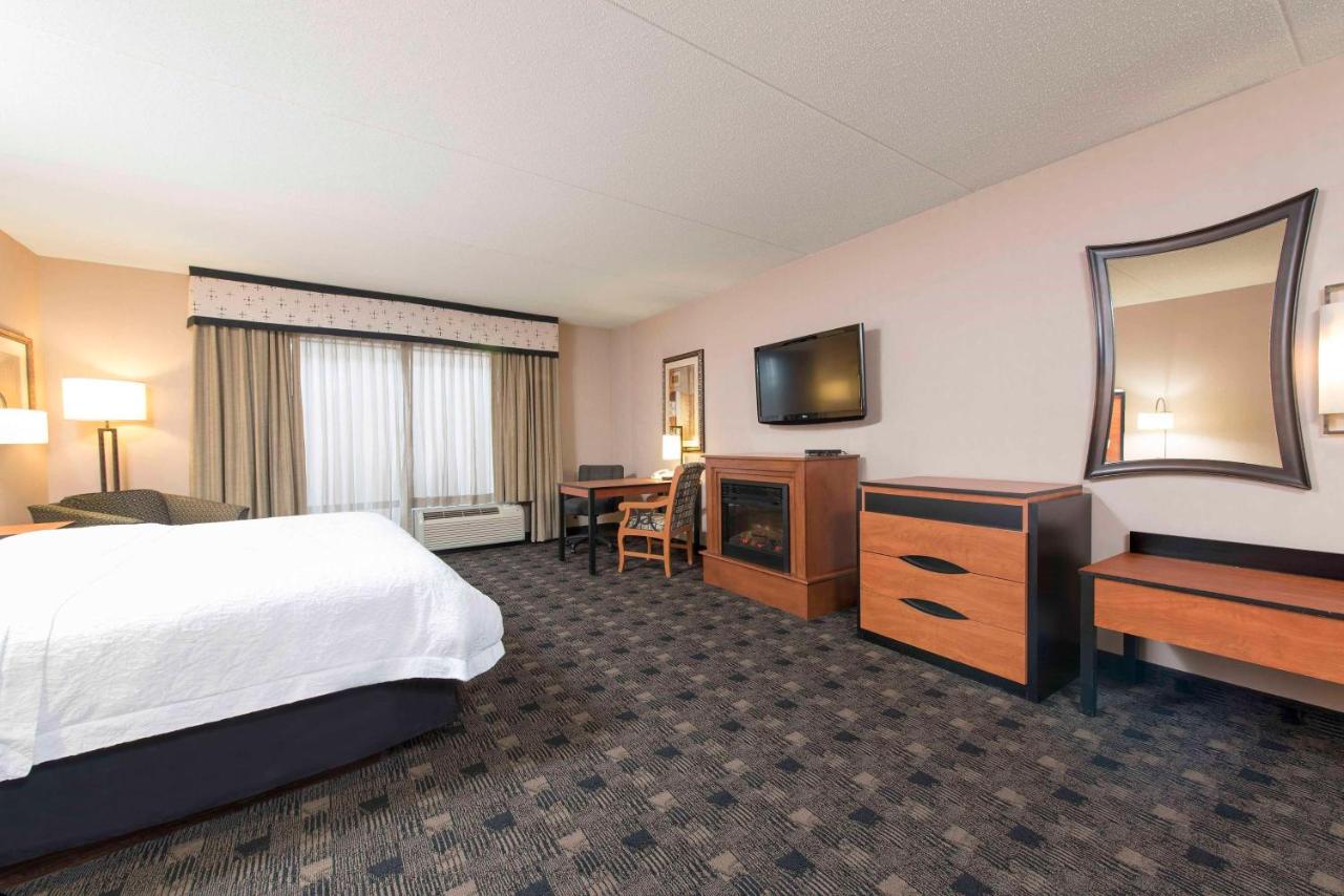 King Studio with Fireplace and Spa Bath at Hampton Inn and Suites Indianapolis - Fishers