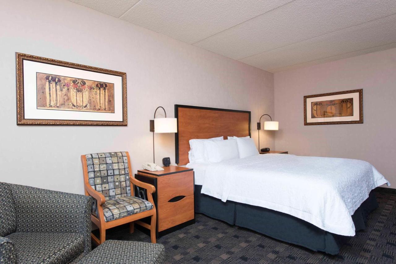 King Room at Hampton Inn and Suites Indianapolis - Fishers