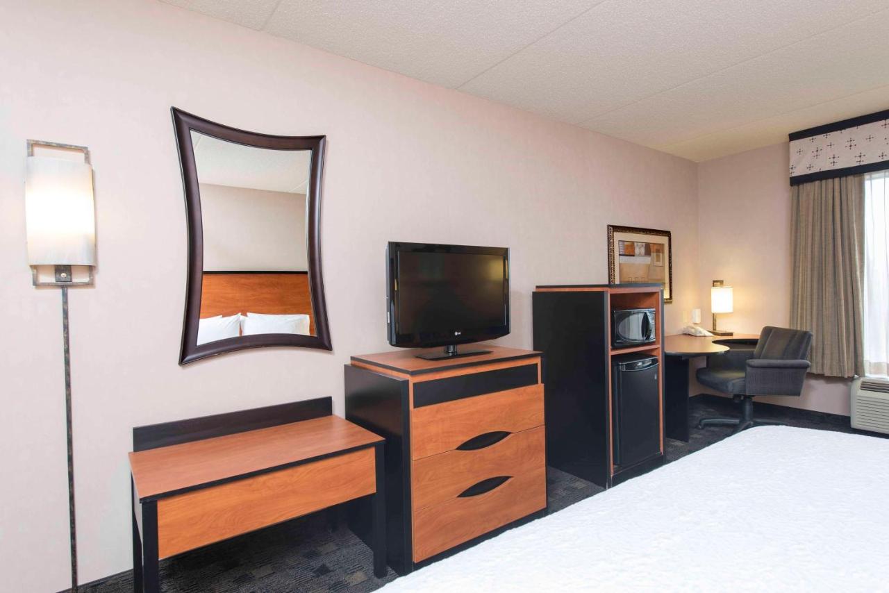 King Room at Hampton Inn and Suites Indianapolis - Fishers