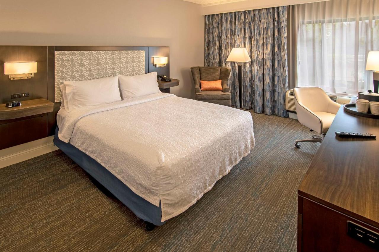 Queen Accessible with Tub Non-Smoking at Hampton Inn & Suites Fairfield