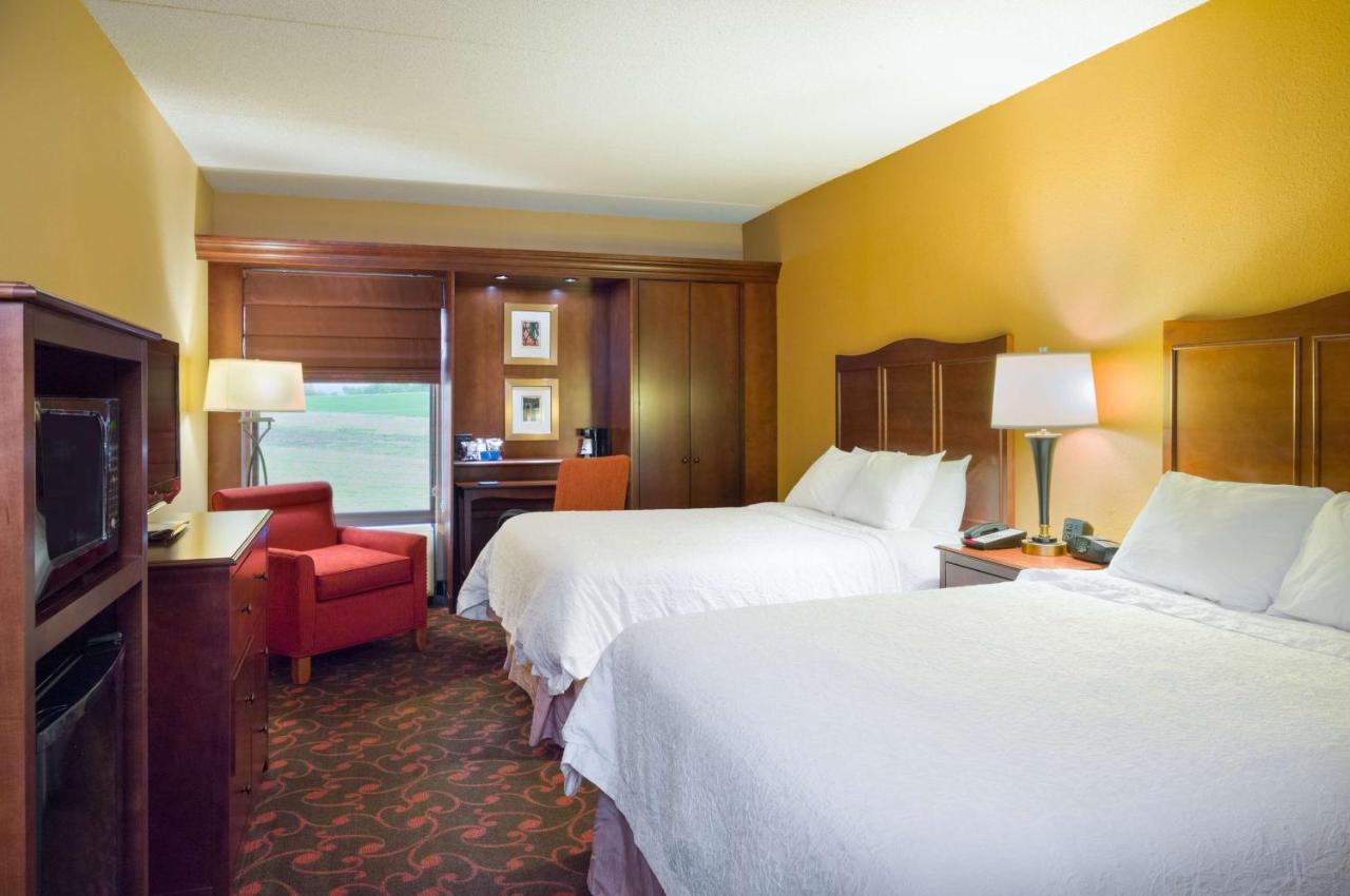 Non-Smoking Double Queen Room at Hotel Carlisle