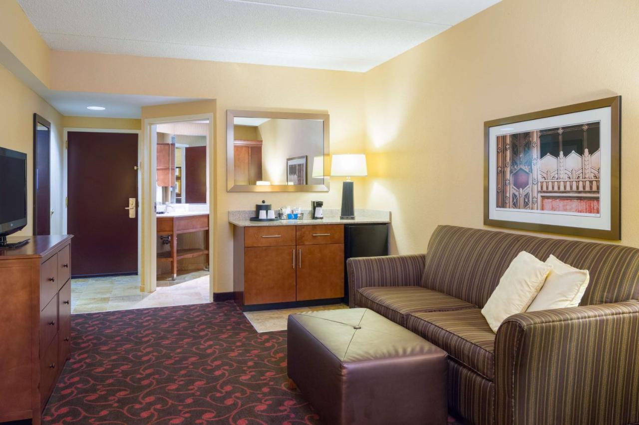 Queen Suite With Sofabed Non-Smoking at Hotel Carlisle