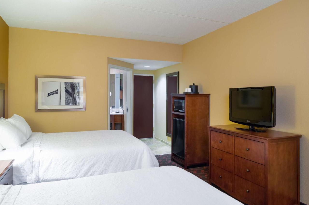 Non-Smoking Double Queen Room at Hotel Carlisle