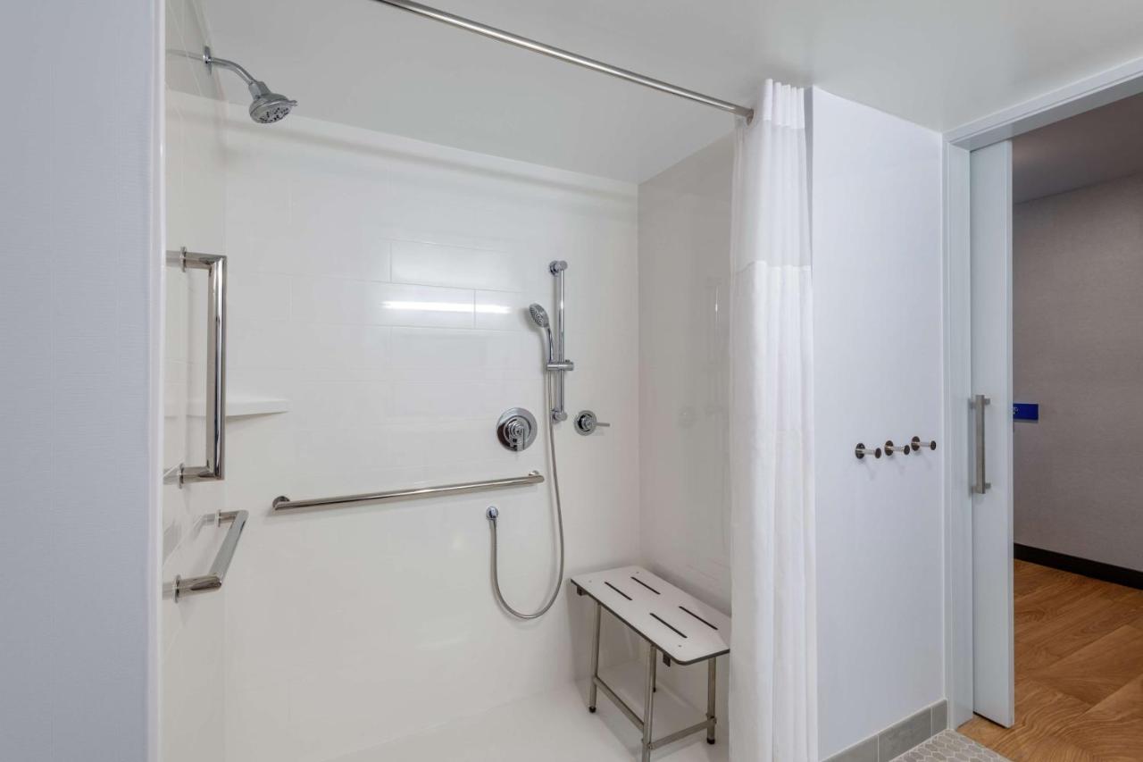 King Suite with Mobility/Hearing Accessible Tub at Hampton Inn & Suites Fort Wayne Downtown