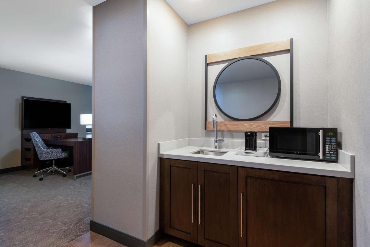 King Suite with Mobility/Hearing Accessible Tub at Hampton Inn & Suites Fort Wayne Downtown