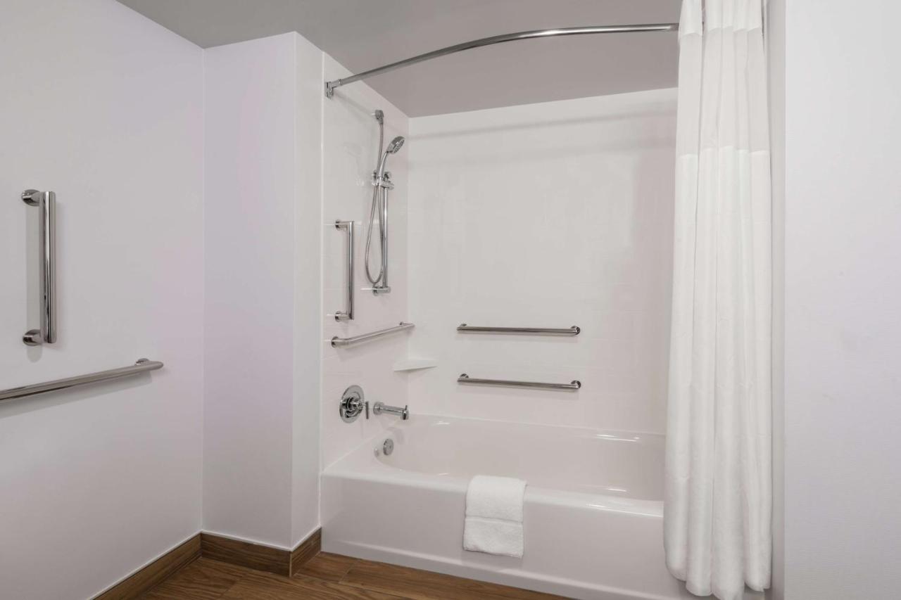King Room with Mobility/Hearing Accessible Tub at Hampton Inn & Suites Fort Wayne Downtown