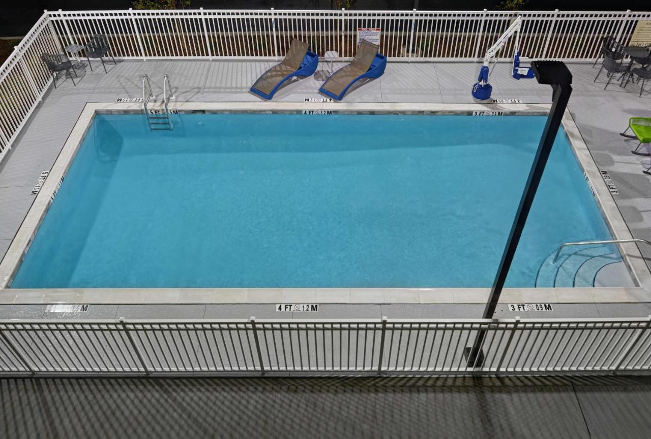 | Hampton Inn And Suites Macclenny I-10